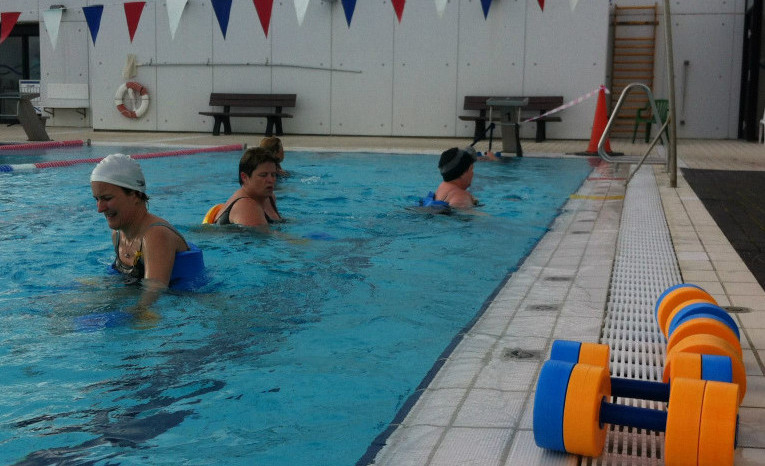 Í æfingum í djúpa hluta laugarinnar eru flotvesti nauðsynleg