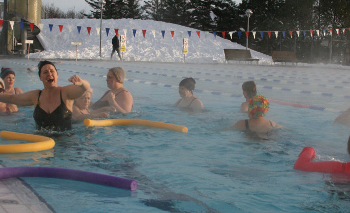 Gott er að sleppa fram af sér beislinu við fjöruga tónlist