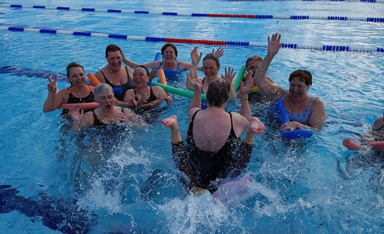 Í annarlok þótti einni kellunni ástæða til að kippa leiðtoganum úti og tollera í kveðjuskyni