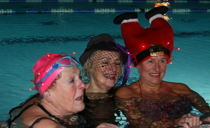 Kvenntríó ræðir við fréttamann