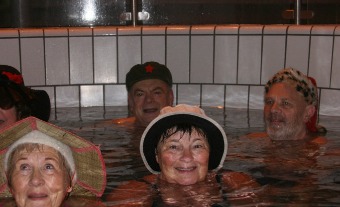 Gott að slaka á eftir hamaganginn. Samt óþarfi að taka ofan