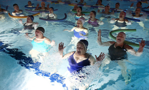 Iðkendur þenja raddböndin, en það er mikilvægt að þjálfa vöðva andlitsins